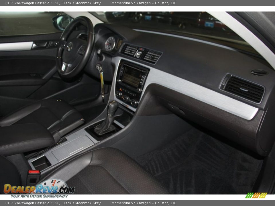 2012 Volkswagen Passat 2.5L SE Black / Moonrock Gray Photo #32