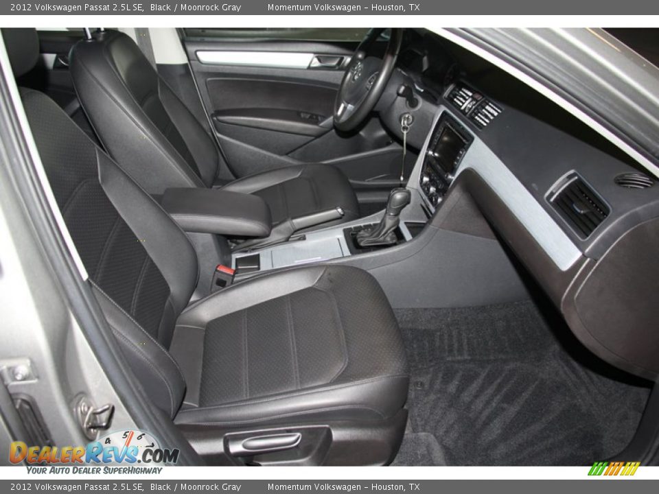 2012 Volkswagen Passat 2.5L SE Black / Moonrock Gray Photo #33