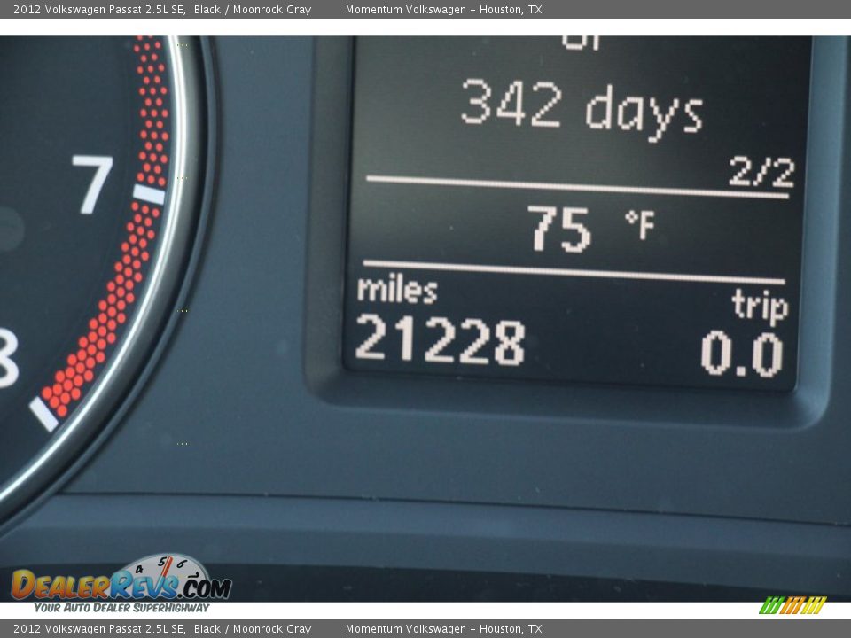 2012 Volkswagen Passat 2.5L SE Black / Moonrock Gray Photo #34
