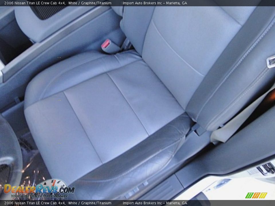 2006 Nissan Titan LE Crew Cab 4x4 White / Graphite/Titanium Photo #9