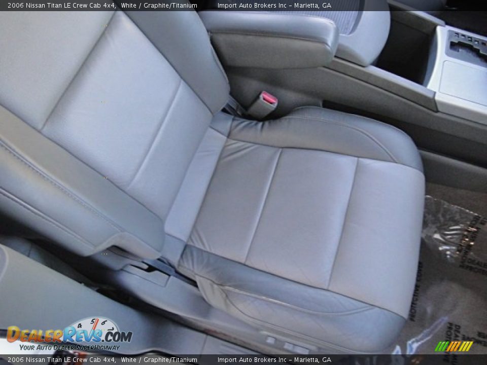 2006 Nissan Titan LE Crew Cab 4x4 White / Graphite/Titanium Photo #11