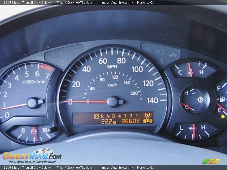 2006 Nissan Titan LE Crew Cab 4x4 White / Graphite/Titanium Photo #12