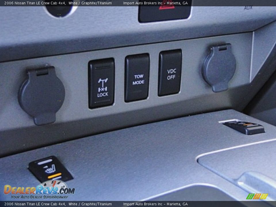 2006 Nissan Titan LE Crew Cab 4x4 White / Graphite/Titanium Photo #13