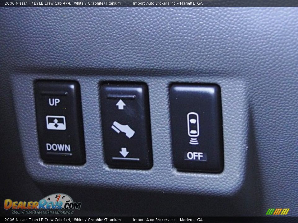 2006 Nissan Titan LE Crew Cab 4x4 White / Graphite/Titanium Photo #14