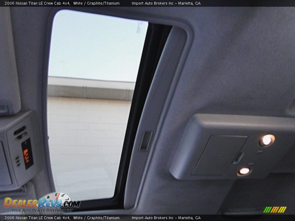 2006 Nissan Titan LE Crew Cab 4x4 White / Graphite/Titanium Photo #16