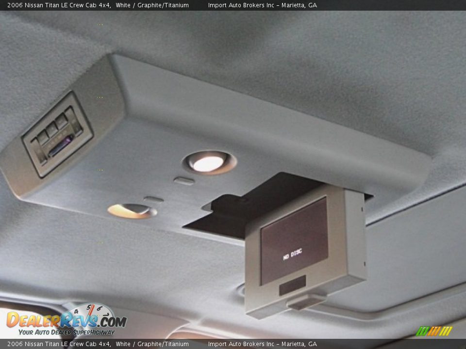 2006 Nissan Titan LE Crew Cab 4x4 White / Graphite/Titanium Photo #17