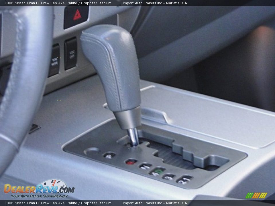 2006 Nissan Titan LE Crew Cab 4x4 White / Graphite/Titanium Photo #22