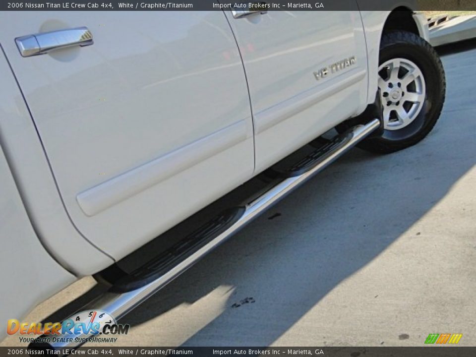 2006 Nissan Titan LE Crew Cab 4x4 White / Graphite/Titanium Photo #36