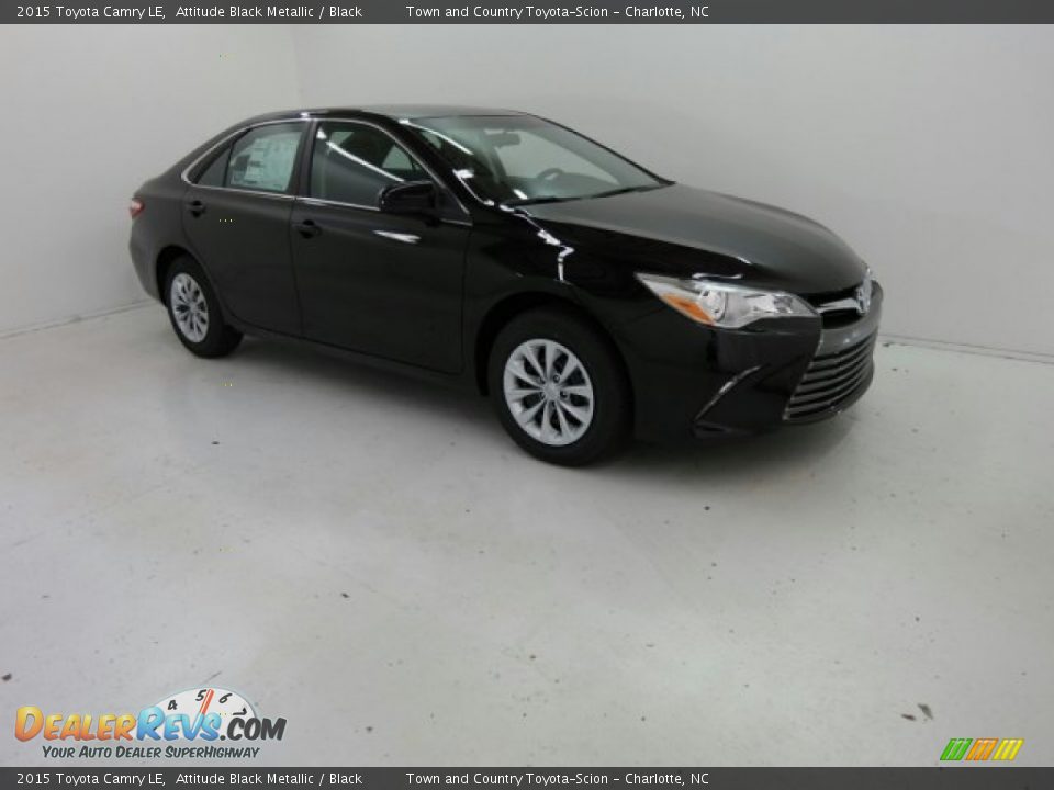 Front 3/4 View of 2015 Toyota Camry LE Photo #2