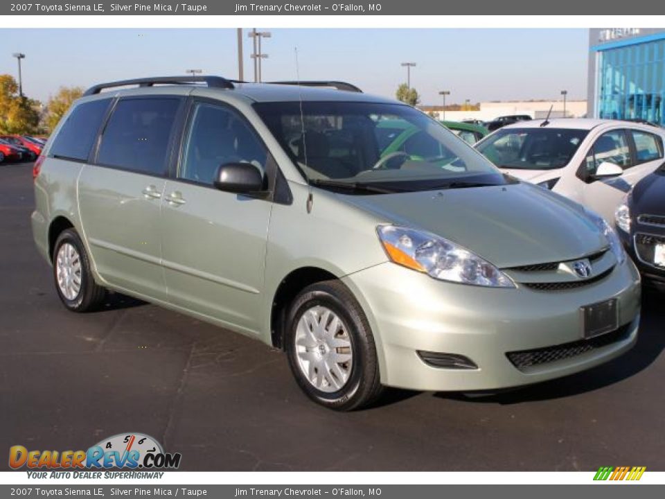 Front 3/4 View of 2007 Toyota Sienna LE Photo #2
