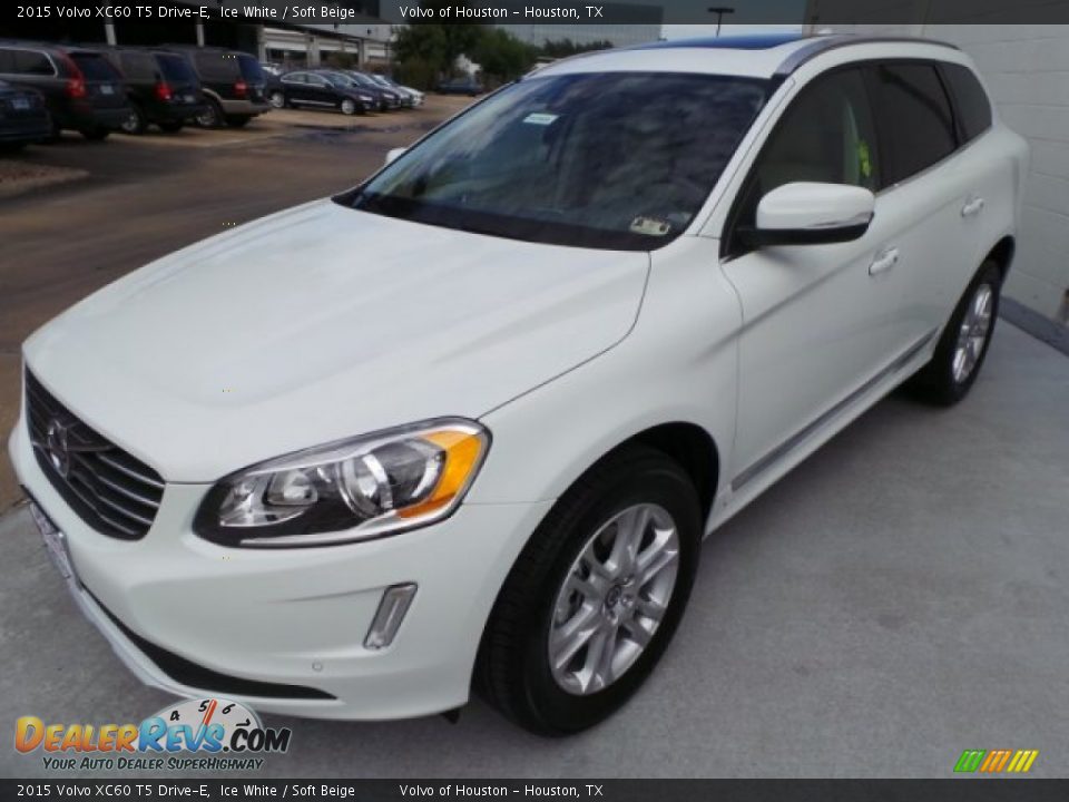 Front 3/4 View of 2015 Volvo XC60 T5 Drive-E Photo #3