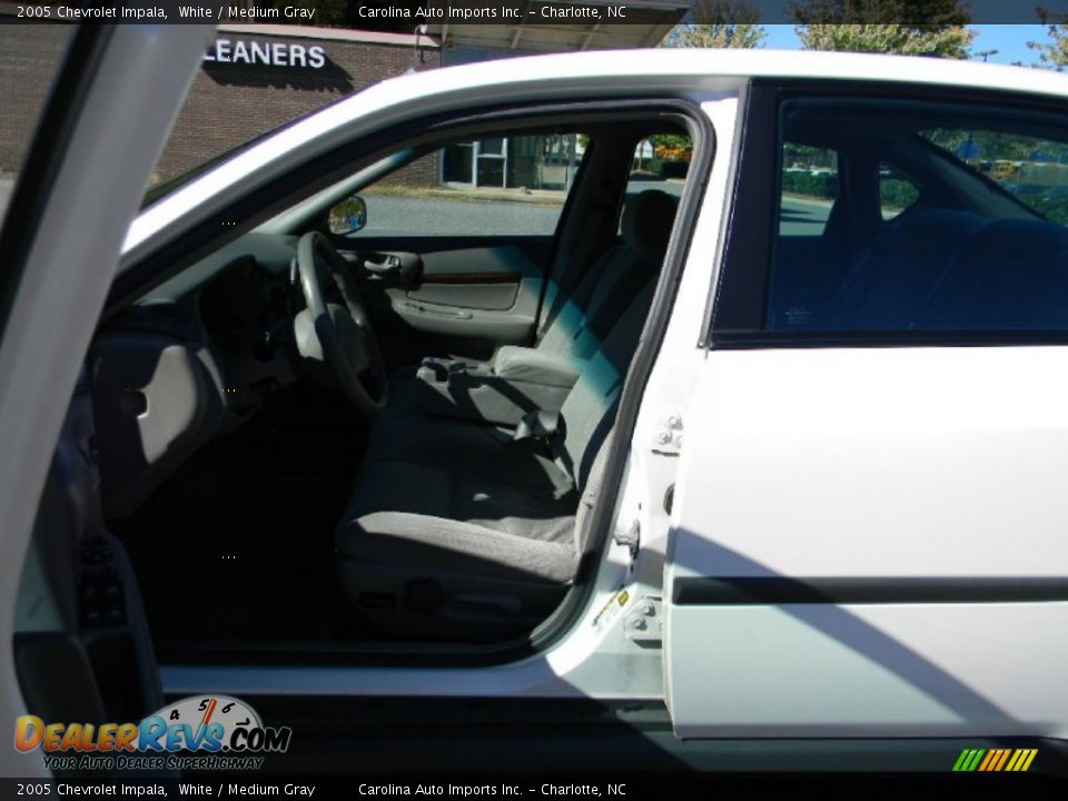 2005 Chevrolet Impala White / Medium Gray Photo #16