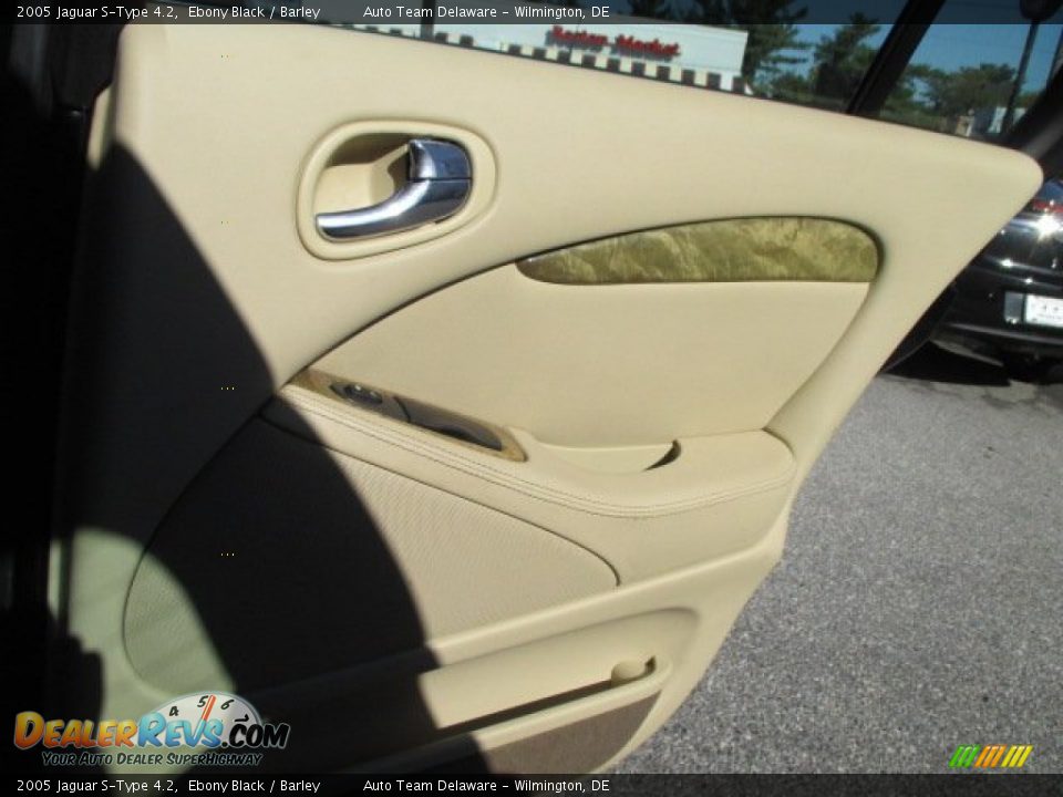 2005 Jaguar S-Type 4.2 Ebony Black / Barley Photo #25