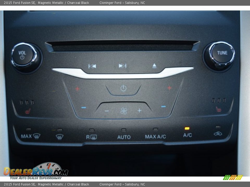 2015 Ford Fusion SE Magnetic Metallic / Charcoal Black Photo #17