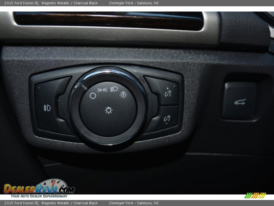 2015 Ford Fusion SE Magnetic Metallic / Charcoal Black Photo #23