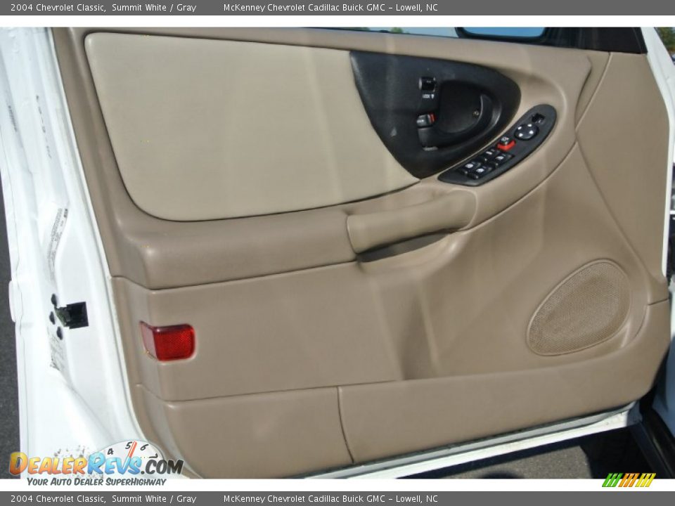 2004 Chevrolet Classic Summit White / Gray Photo #10