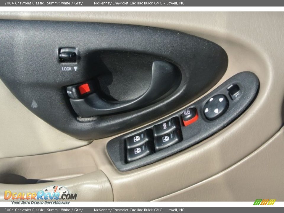 2004 Chevrolet Classic Summit White / Gray Photo #11