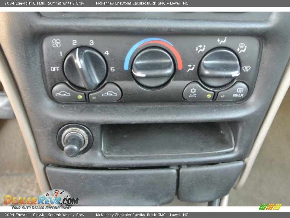 2004 Chevrolet Classic Summit White / Gray Photo #13