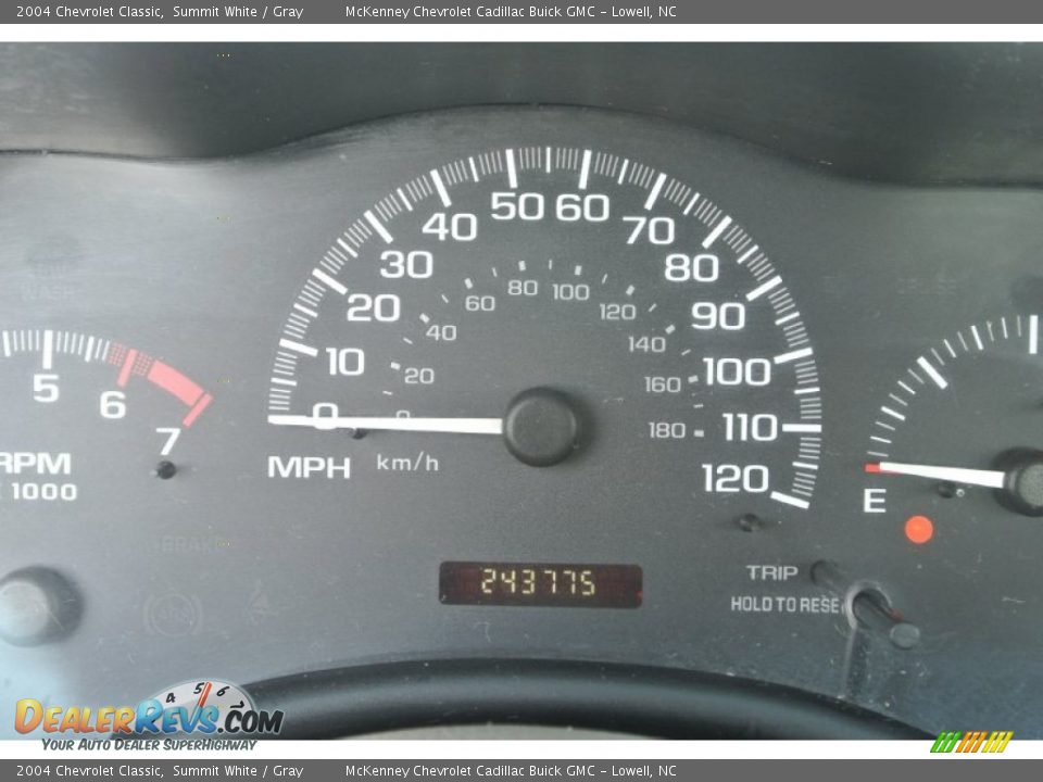 2004 Chevrolet Classic Summit White / Gray Photo #16