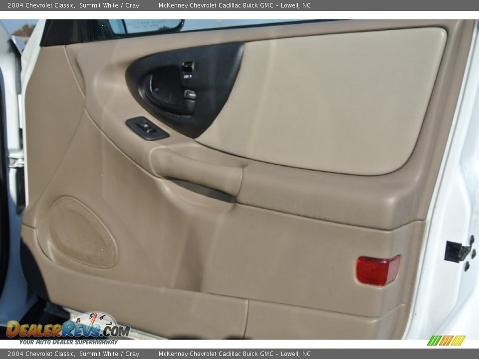 2004 Chevrolet Classic Summit White / Gray Photo #20