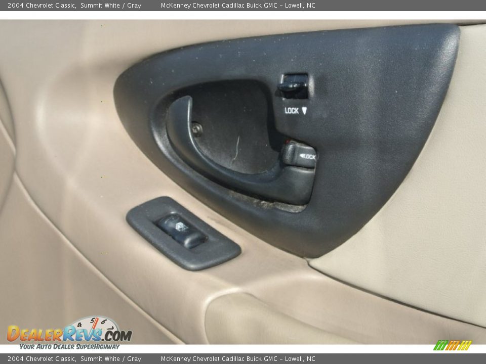 2004 Chevrolet Classic Summit White / Gray Photo #21
