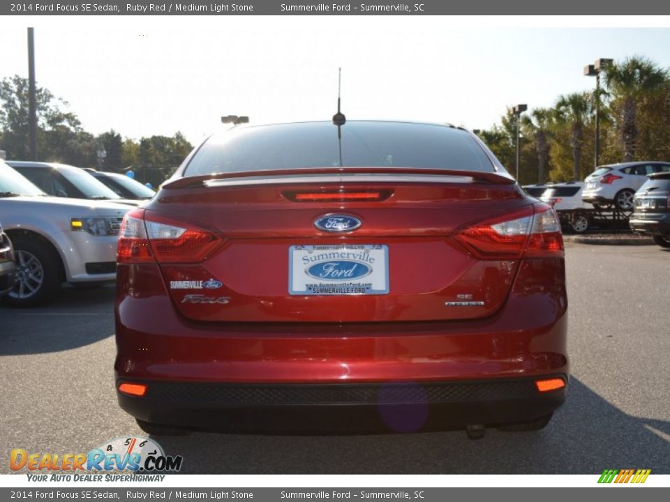 2014 Ford Focus SE Sedan Ruby Red / Medium Light Stone Photo #4