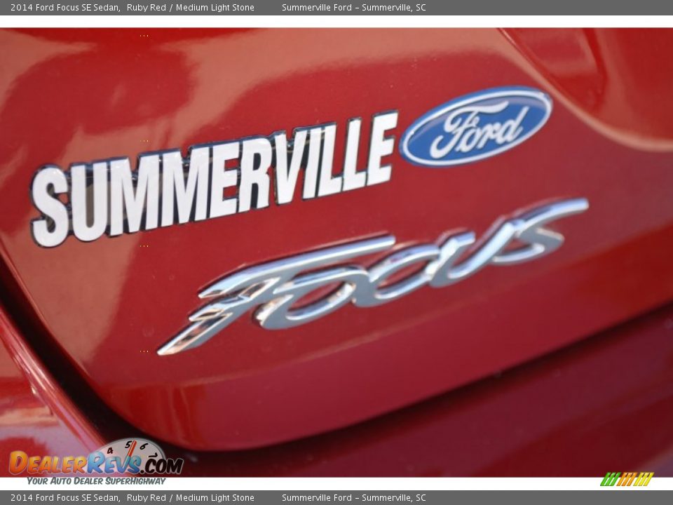 2014 Ford Focus SE Sedan Ruby Red / Medium Light Stone Photo #22
