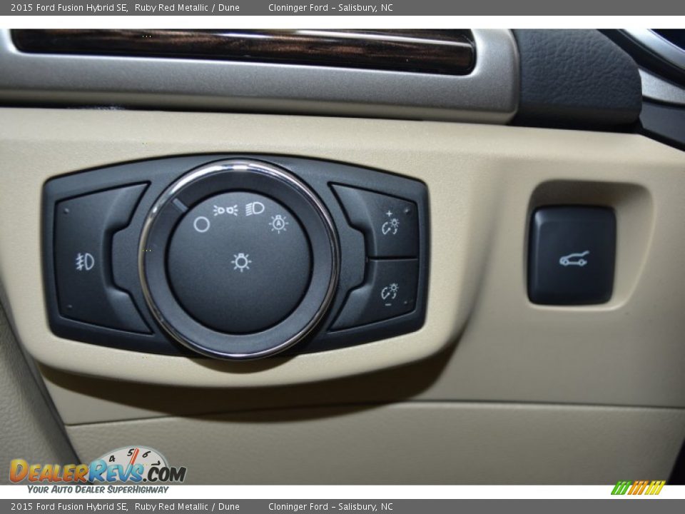 Controls of 2015 Ford Fusion Hybrid SE Photo #22
