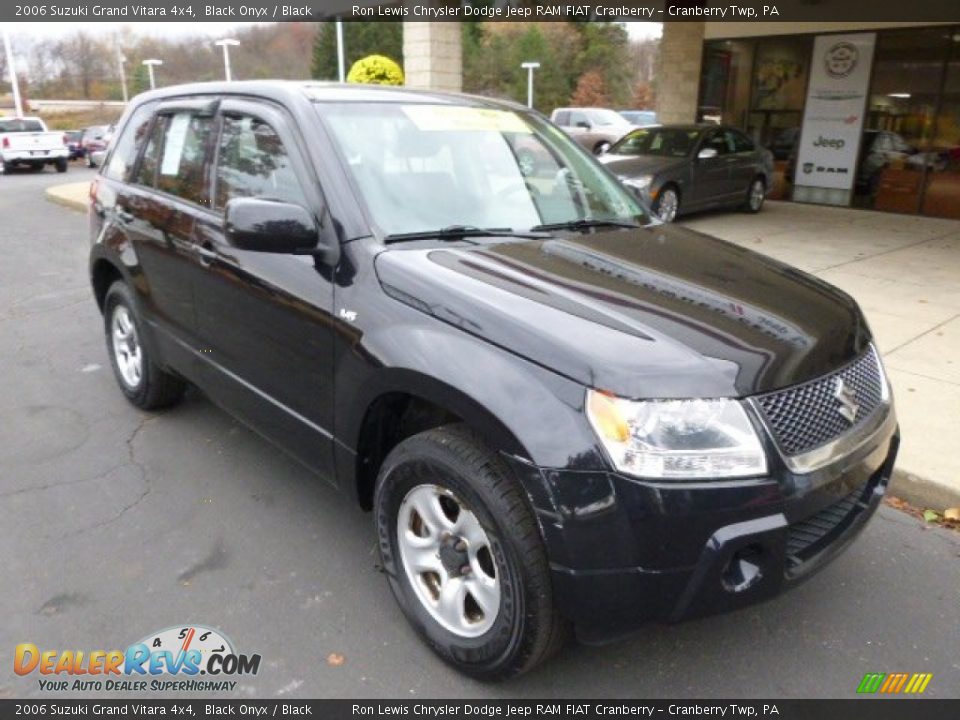 Front 3/4 View of 2006 Suzuki Grand Vitara 4x4 Photo #2