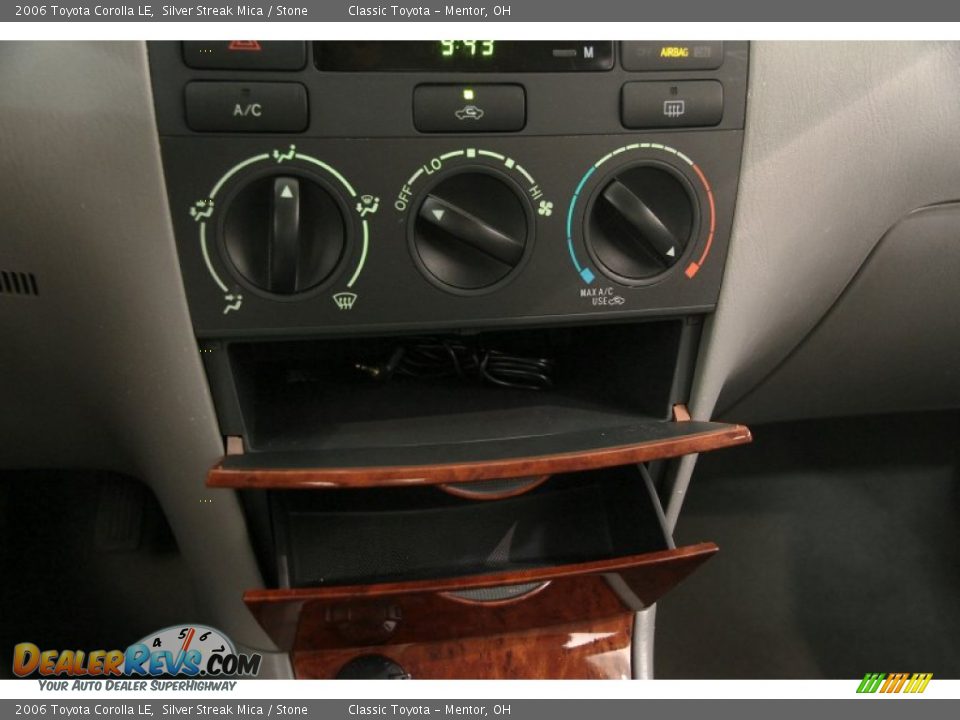 Controls of 2006 Toyota Corolla LE Photo #9