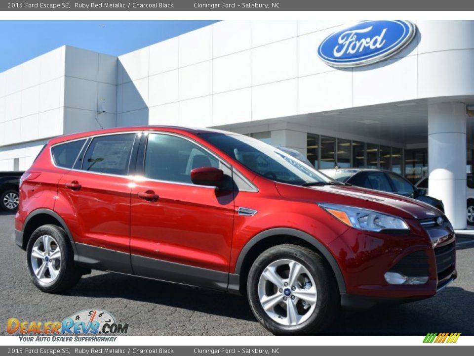 Front 3/4 View of 2015 Ford Escape SE Photo #1