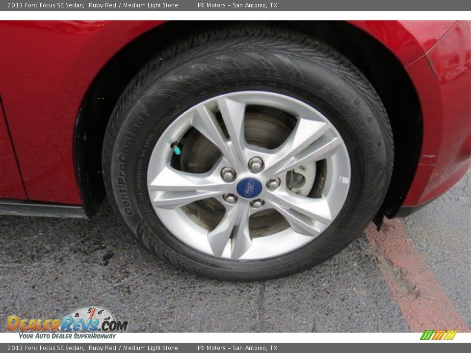 2013 Ford Focus SE Sedan Ruby Red / Medium Light Stone Photo #9