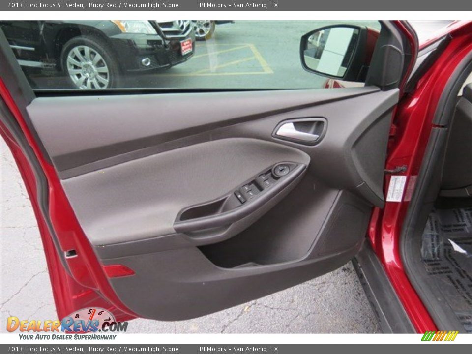 2013 Ford Focus SE Sedan Ruby Red / Medium Light Stone Photo #10