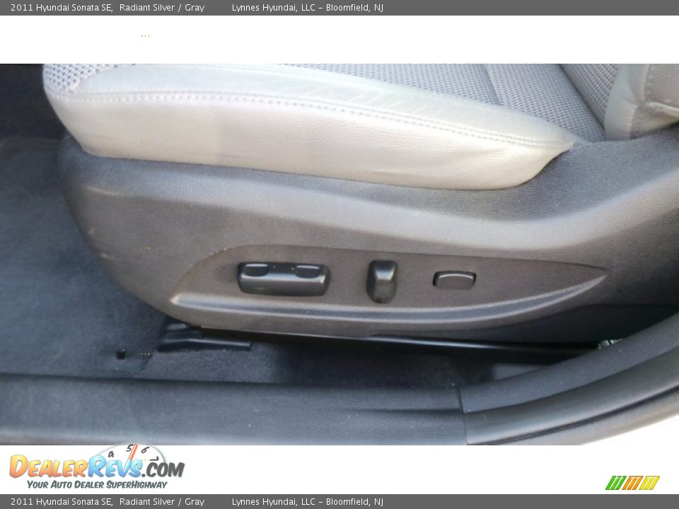 2011 Hyundai Sonata SE Radiant Silver / Gray Photo #9