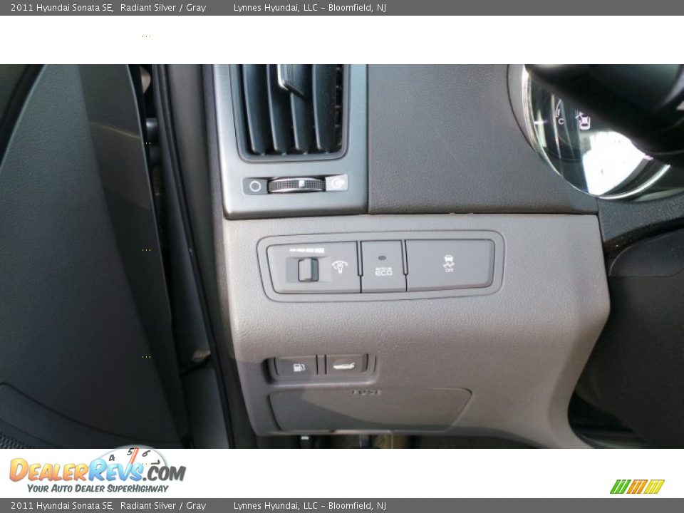 2011 Hyundai Sonata SE Radiant Silver / Gray Photo #16