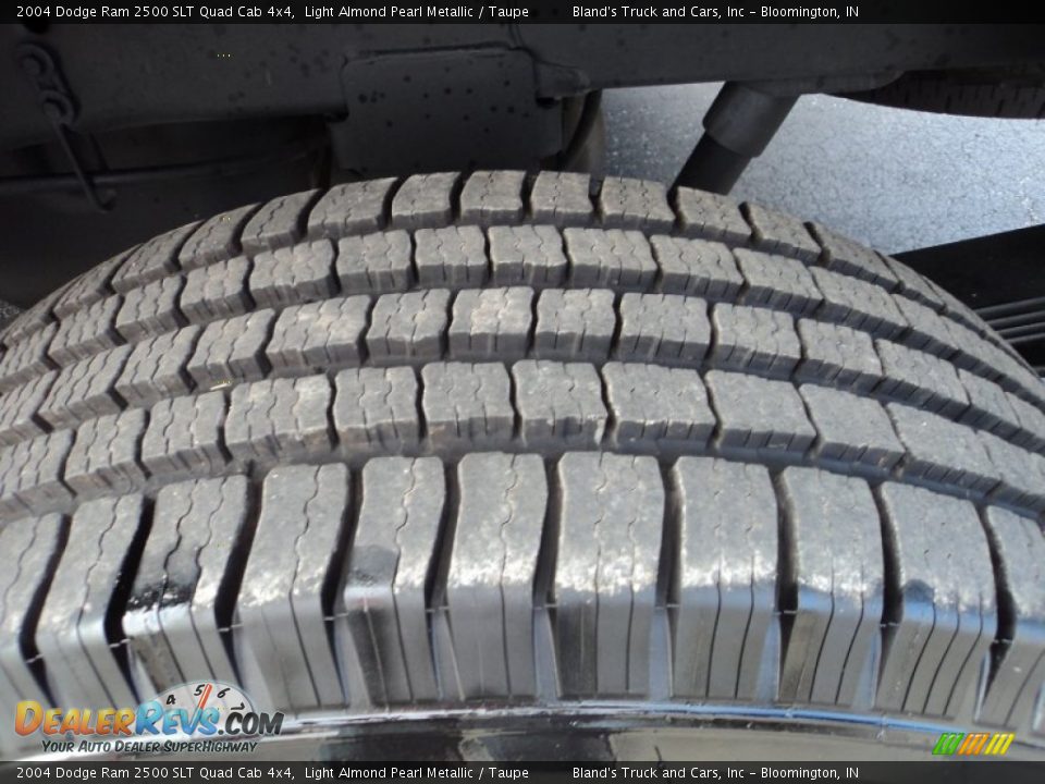 2004 Dodge Ram 2500 SLT Quad Cab 4x4 Light Almond Pearl Metallic / Taupe Photo #29