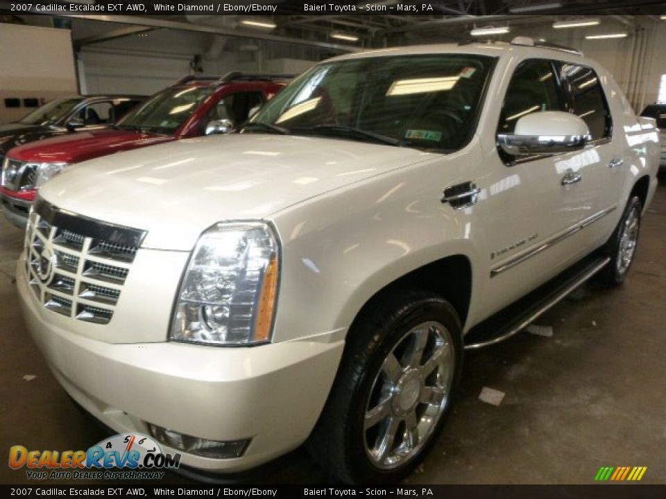 Front 3/4 View of 2007 Cadillac Escalade EXT AWD Photo #5