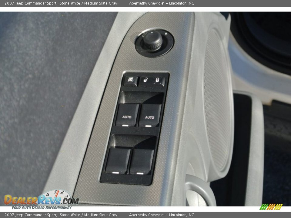 2007 Jeep Commander Sport Stone White / Medium Slate Gray Photo #10