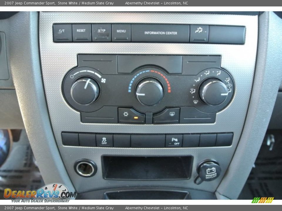 2007 Jeep Commander Sport Stone White / Medium Slate Gray Photo #12