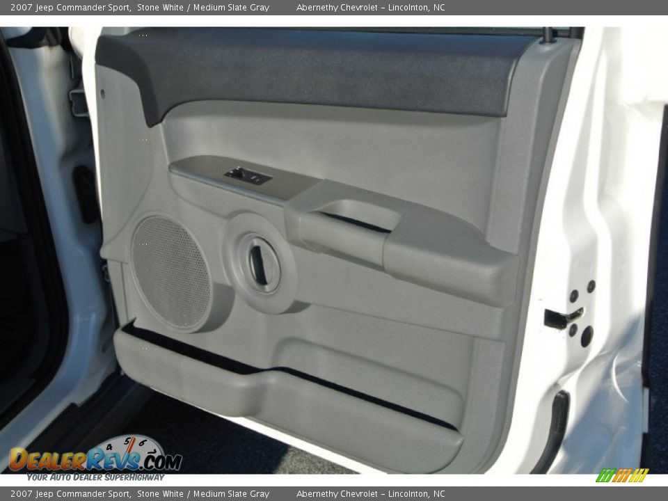 2007 Jeep Commander Sport Stone White / Medium Slate Gray Photo #21