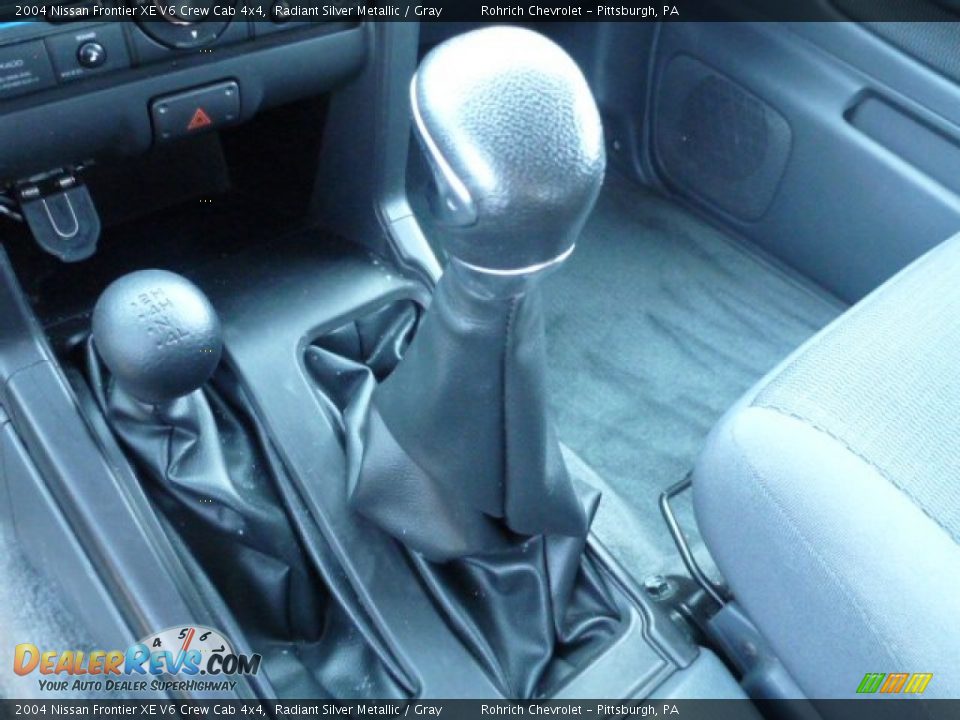 2004 Nissan Frontier XE V6 Crew Cab 4x4 Radiant Silver Metallic / Gray Photo #7