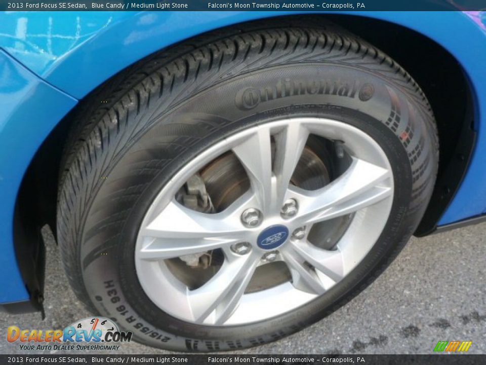 2013 Ford Focus SE Sedan Blue Candy / Medium Light Stone Photo #12
