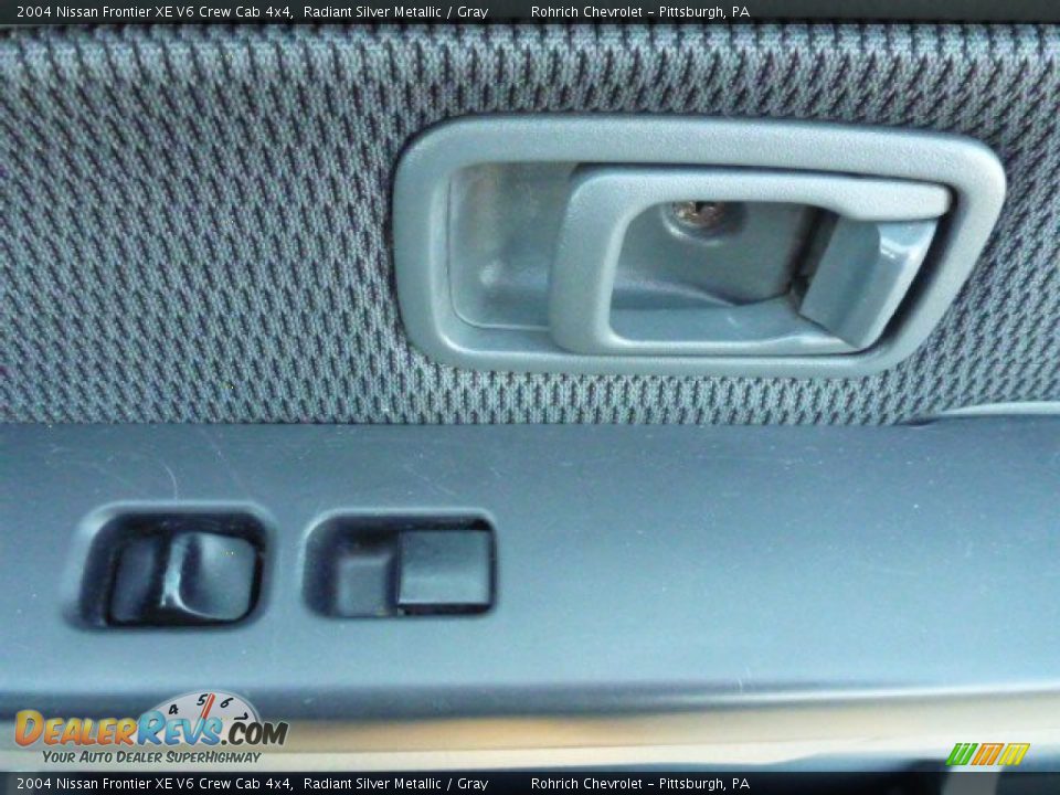 2004 Nissan Frontier XE V6 Crew Cab 4x4 Radiant Silver Metallic / Gray Photo #11