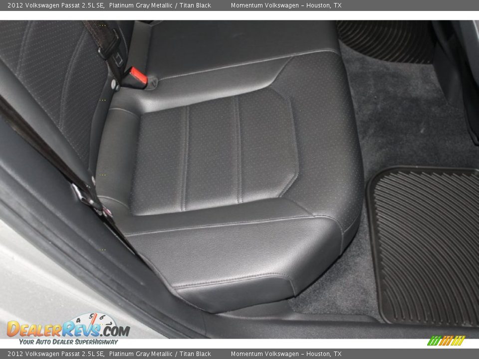 2012 Volkswagen Passat 2.5L SE Platinum Gray Metallic / Titan Black Photo #29