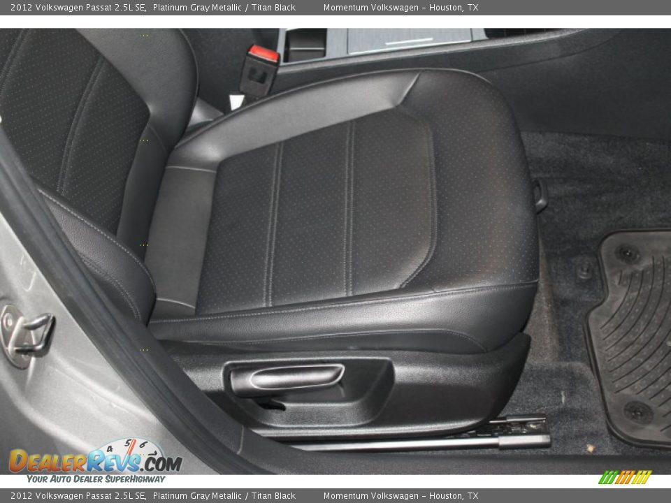 2012 Volkswagen Passat 2.5L SE Platinum Gray Metallic / Titan Black Photo #31