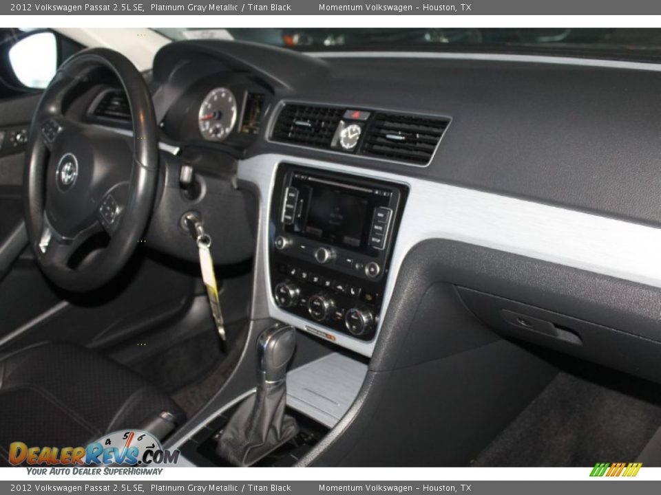 2012 Volkswagen Passat 2.5L SE Platinum Gray Metallic / Titan Black Photo #32