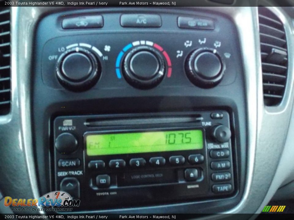 Controls of 2003 Toyota Highlander V6 4WD Photo #19