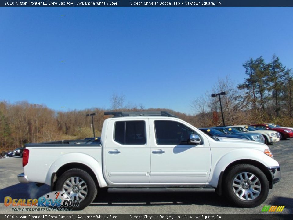 2010 Nissan Frontier LE Crew Cab 4x4 Avalanche White / Steel Photo #2