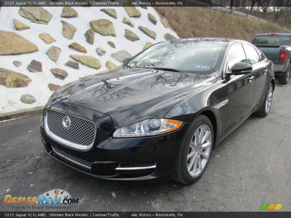 Front 3/4 View of 2015 Jaguar XJ XJ AWD Photo #11