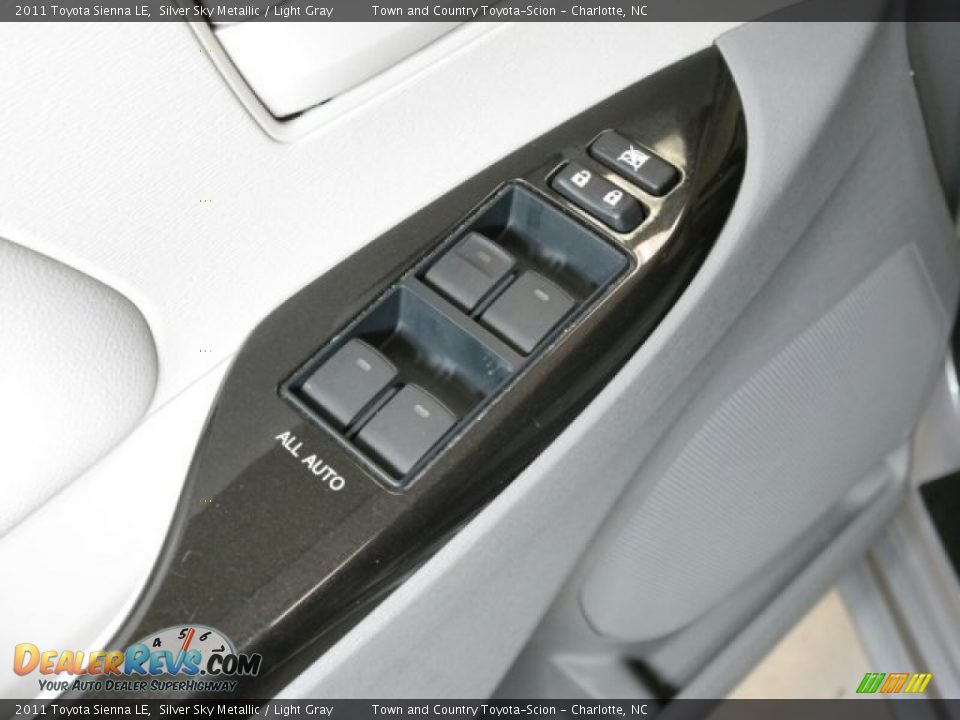 2011 Toyota Sienna LE Silver Sky Metallic / Light Gray Photo #17